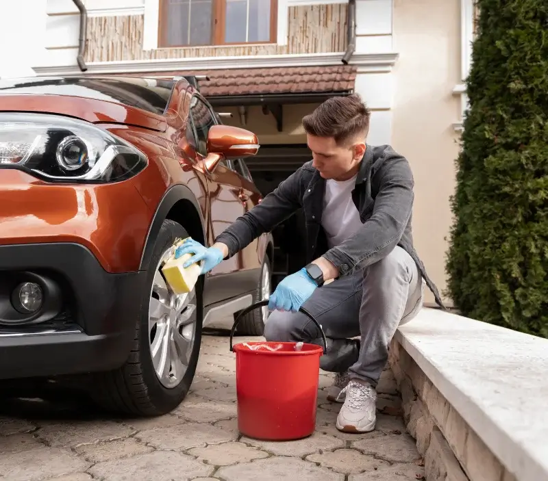 Lavage auto à domicile Fontaine-les-Coteaux : professionnel intervenant sur un véhicule